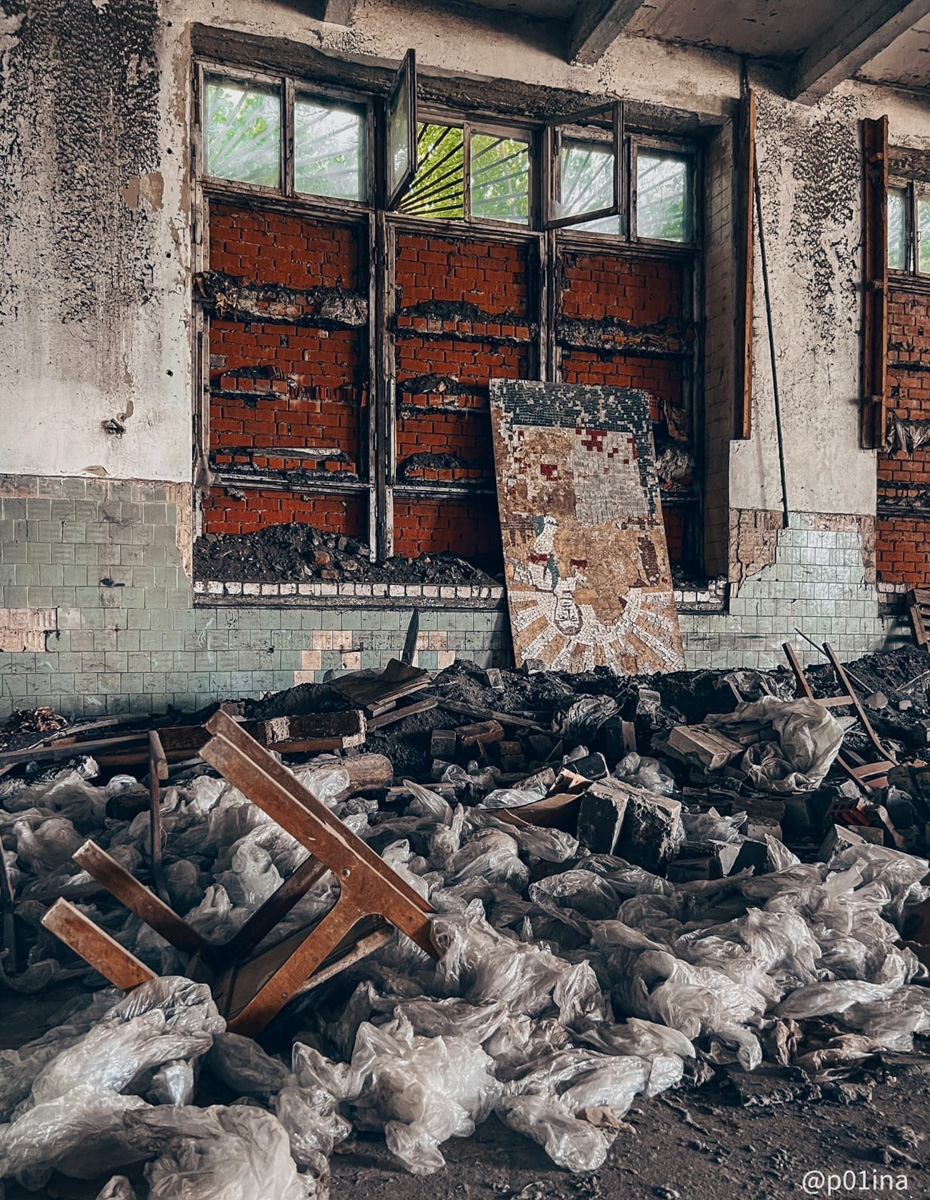 Автор проекта «Заброшки и путешествия» Лина Резник прогулялась по сохранившим память эпохи остаткам Лакинской мануфактуры. Бывшего градообразующего производства, где некогда было установлено 1 594 ткацких станка и трудились 4 тысячи работников, а теперь большое двухэтажное здание в пустоту пестрит лишь советской мозаикой.