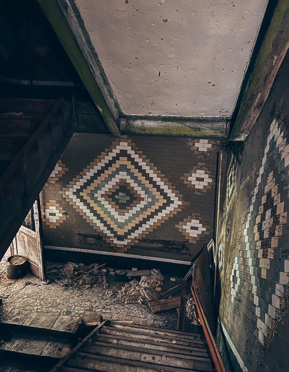 Автор проекта «Заброшки и путешествия» Лина Резник прогулялась по сохранившим память эпохи остаткам Лакинской мануфактуры. Бывшего градообразующего производства, где некогда было установлено 1 594 ткацких станка и трудились 4 тысячи работников, а теперь большое двухэтажное здание в пустоту пестрит лишь советской мозаикой.