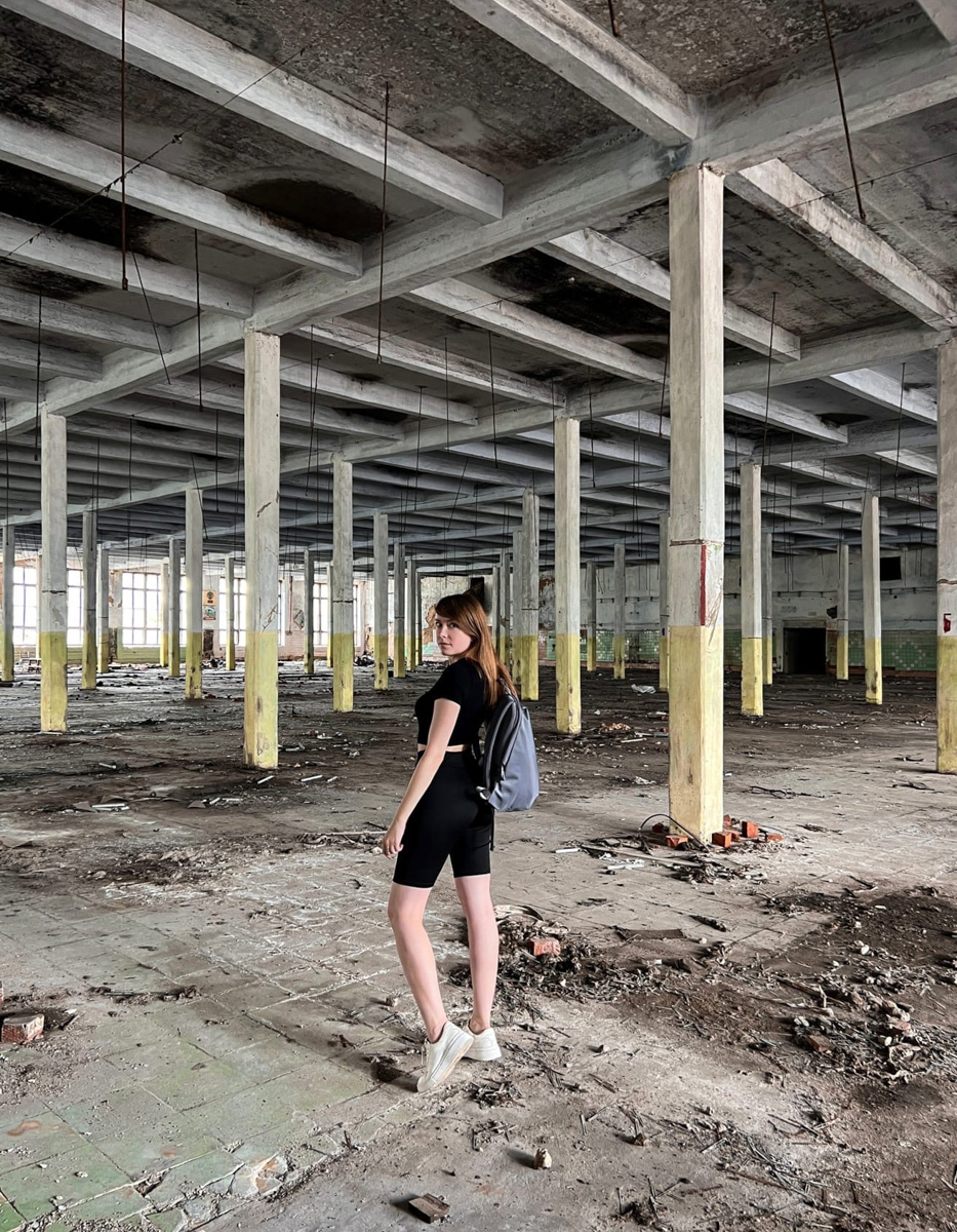 Автор проекта «Заброшки и путешествия» Лина Резник прогулялась по сохранившим память эпохи остаткам Лакинской мануфактуры. Бывшего градообразующего производства, где некогда было установлено 1 594 ткацких станка и трудились 4 тысячи работников, а теперь большое двухэтажное здание в пустоту пестрит лишь советской мозаикой.