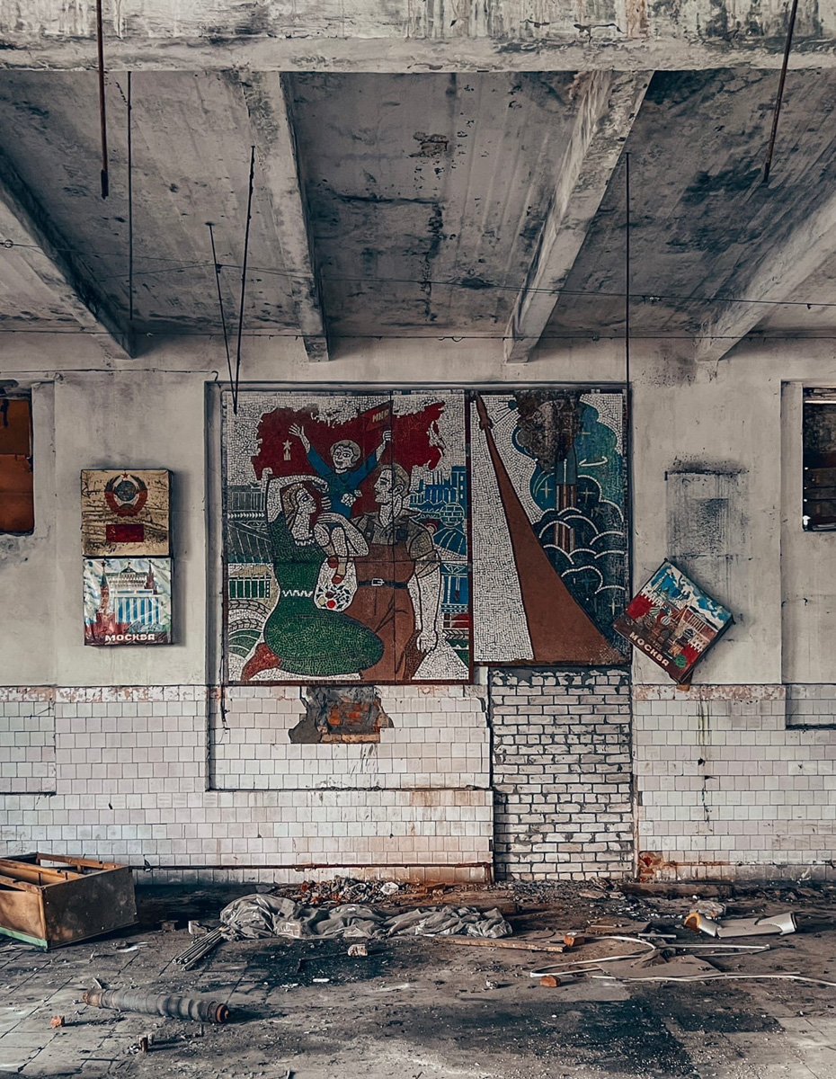 Автор проекта «Заброшки и путешествия» Лина Резник прогулялась по сохранившим память эпохи остаткам Лакинской мануфактуры. Бывшего градообразующего производства, где некогда было установлено 1 594 ткацких станка и трудились 4 тысячи работников, а теперь большое двухэтажное здание в пустоту пестрит лишь советской мозаикой.