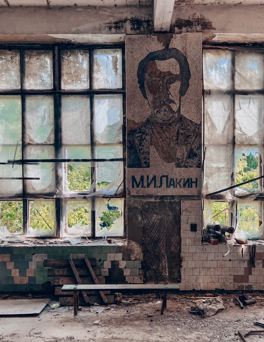 Автор проекта «Заброшки и путешествия» Лина Резник прогулялась по сохранившим память эпохи остаткам Лакинской мануфактуры. Бывшего градообразующего производства, где некогда было установлено 1 594 ткацких станка и трудились 4 тысячи работников, а теперь большое двухэтажное здание в пустоту пестрит лишь советской мозаикой.