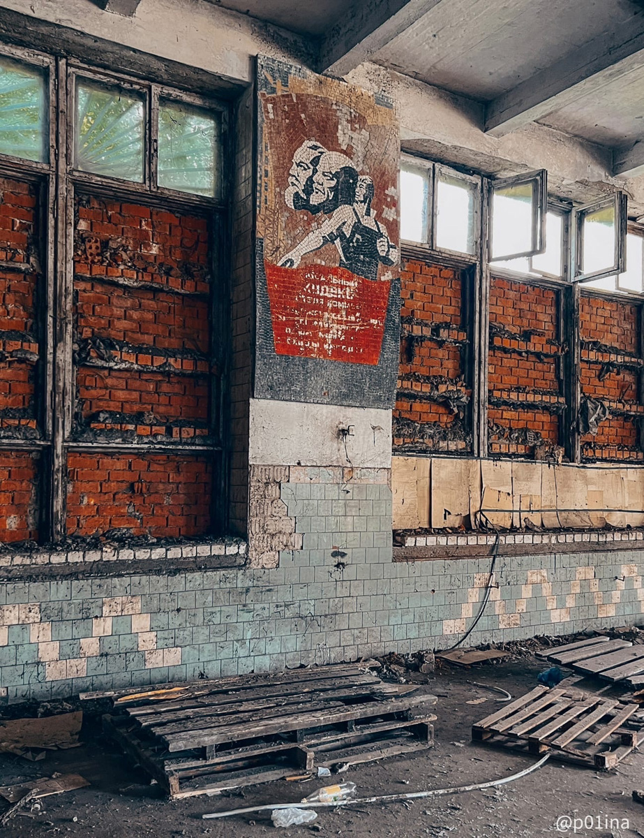 Автор проекта «Заброшки и путешествия» Лина Резник прогулялась по сохранившим память эпохи остаткам Лакинской мануфактуры. Бывшего градообразующего производства, где некогда было установлено 1 594 ткацких станка и трудились 4 тысячи работников, а теперь большое двухэтажное здание в пустоту пестрит лишь советской мозаикой.