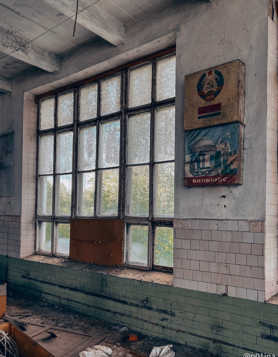 Автор проекта «Заброшки и путешествия» Лина Резник прогулялась по сохранившим память эпохи остаткам Лакинской мануфактуры. Бывшего градообразующего производства, где некогда было установлено 1 594 ткацких станка и трудились 4 тысячи работников, а теперь большое двухэтажное здание в пустоту пестрит лишь советской мозаикой.