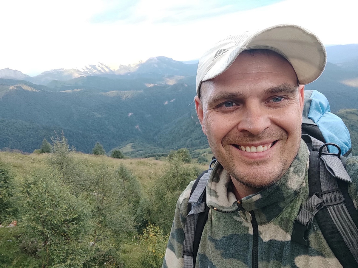 Необязательно отправляться в путешествие за тридевять земель. Местное комьюнити организует поездки по живописным локациям для альпинизма (и не только) во Владимирской области. Опытные туристы помогают желающим подобрать экипировку, подготовиться к подвижному времяпрепровождению и получить удовольствие, а не стресс от происходящего. О том, как стать участником локального восхождения и покорить Дюкинские карьеры, рассказывает руководитель проекта Григорий Пантелеев.