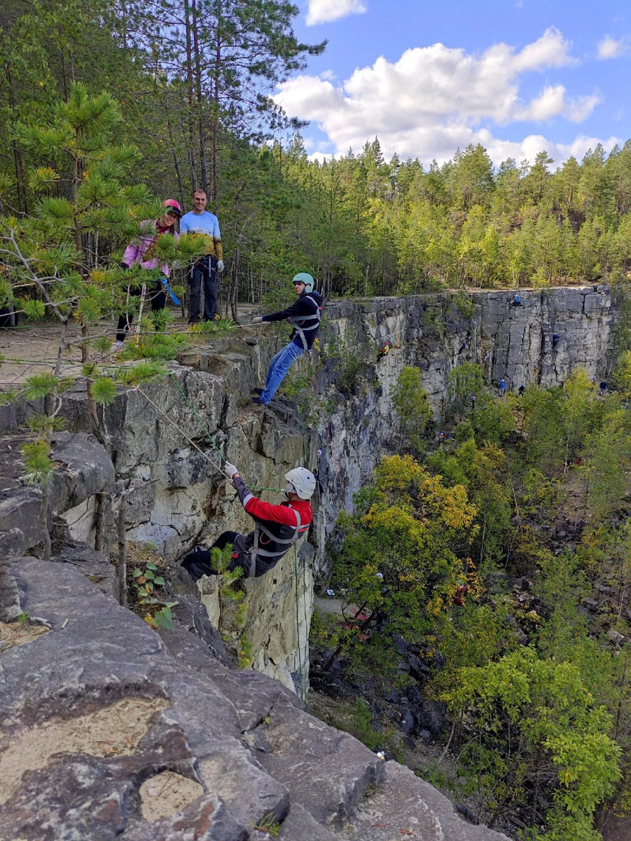 Необязательно отправляться в путешествие за тридевять земель. Местное комьюнити организует поездки по живописным локациям для альпинизма (и не только) во Владимирской области. Опытные туристы помогают желающим подобрать экипировку, подготовиться к подвижному времяпрепровождению и получить удовольствие, а не стресс от происходящего. О том, как стать участником локального восхождения и покорить Дюкинские карьеры, рассказывает руководитель проекта Григорий Пантелеев.