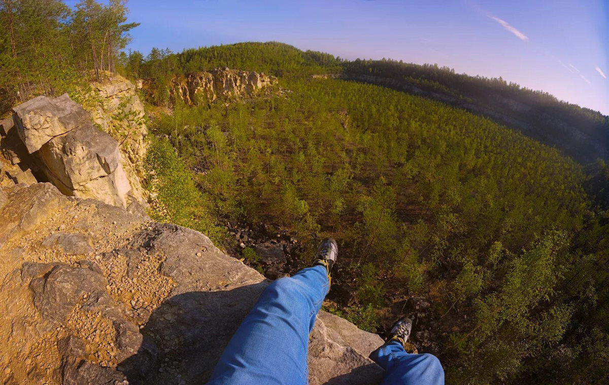 Необязательно отправляться в путешествие за тридевять земель. Местное комьюнити организует поездки по живописным локациям для альпинизма (и не только) во Владимирской области. Опытные туристы помогают желающим подобрать экипировку, подготовиться к подвижному времяпрепровождению и получить удовольствие, а не стресс от происходящего. О том, как стать участником локального восхождения и покорить Дюкинские карьеры, рассказывает руководитель проекта Григорий Пантелеев.