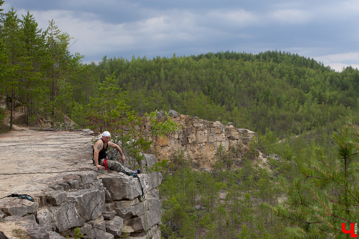 Необязательно отправляться в путешествие за тридевять земель. Местное комьюнити организует поездки по живописным локациям для альпинизма (и не только) во Владимирской области. Опытные туристы помогают желающим подобрать экипировку, подготовиться к подвижному времяпрепровождению и получить удовольствие, а не стресс от происходящего. О том, как стать участником локального восхождения и покорить Дюкинские карьеры, рассказывает руководитель проекта Григорий Пантелеев.