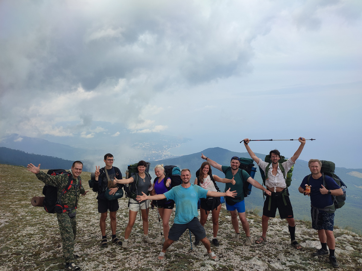 Необязательно отправляться в путешествие за тридевять земель. Местное комьюнити организует поездки по живописным локациям для альпинизма (и не только) во Владимирской области. Опытные туристы помогают желающим подобрать экипировку, подготовиться к подвижному времяпрепровождению и получить удовольствие, а не стресс от происходящего. О том, как стать участником локального восхождения и покорить Дюкинские карьеры, рассказывает руководитель проекта Григорий Пантелеев.