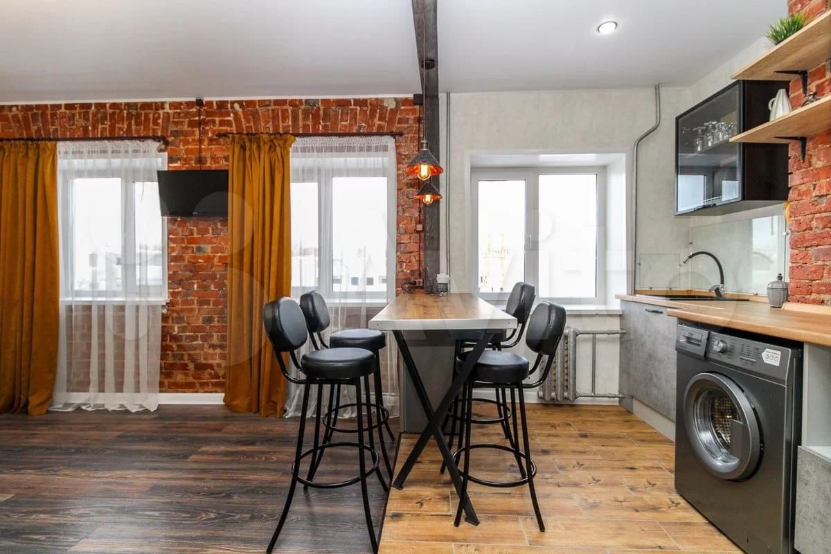 Сегодня мы вам покажем самые стильные квартиры, которые на данный момент сдают посуточно во Владимире. Все три объекта расположены в историческом центре. В свое время их владельцы сделали там современный ремонт, превратив стандартное жилье в «конфетку».