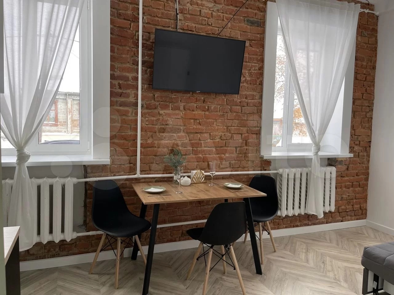 Сегодня мы вам покажем самые стильные квартиры, которые на данный момент сдают посуточно во Владимире. Все три объекта расположены в историческом центре. В свое время их владельцы сделали там современный ремонт, превратив стандартное жилье в «конфетку».