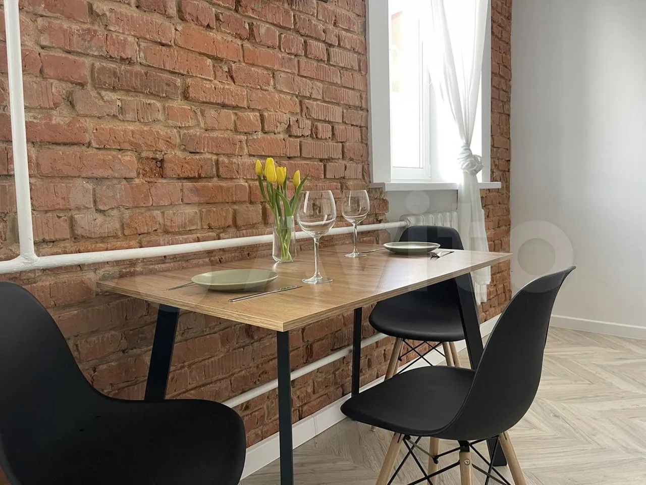 Сегодня мы вам покажем самые стильные квартиры, которые на данный момент сдают посуточно во Владимире. Все три объекта расположены в историческом центре. В свое время их владельцы сделали там современный ремонт, превратив стандартное жилье в «конфетку».