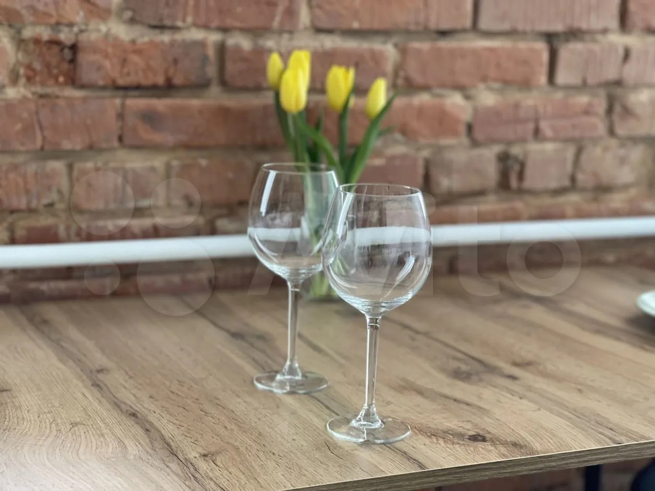 Сегодня мы вам покажем самые стильные квартиры, которые на данный момент сдают посуточно во Владимире. Все три объекта расположены в историческом центре. В свое время их владельцы сделали там современный ремонт, превратив стандартное жилье в «конфетку».