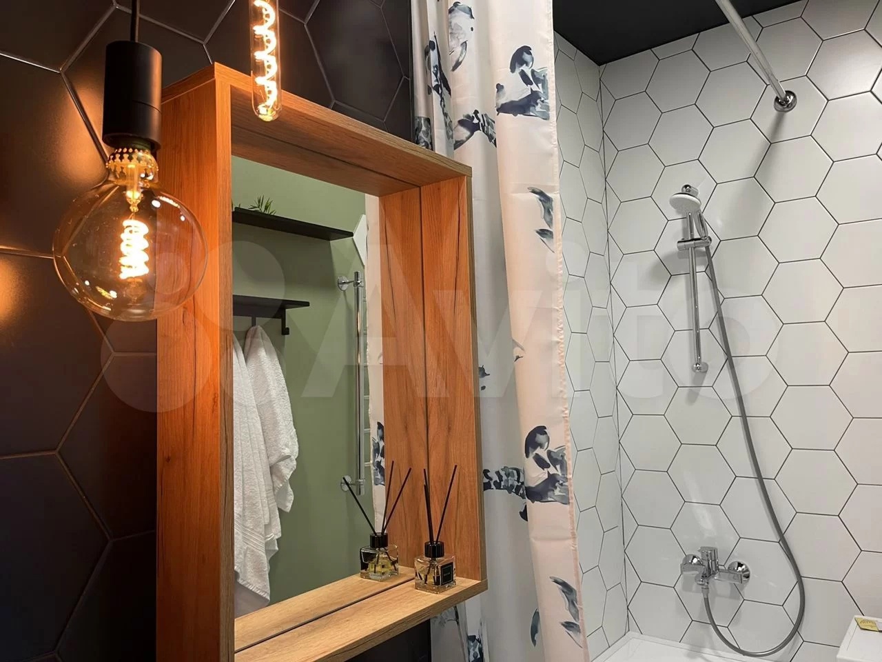 Сегодня мы вам покажем самые стильные квартиры, которые на данный момент сдают посуточно во Владимире. Все три объекта расположены в историческом центре. В свое время их владельцы сделали там современный ремонт, превратив стандартное жилье в «конфетку».