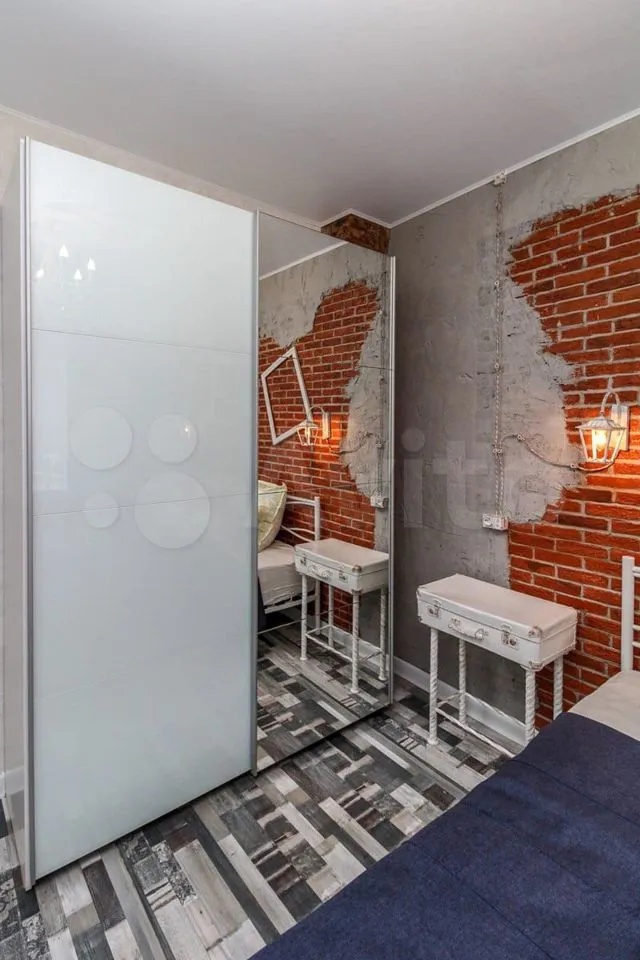 Сегодня мы вам покажем самые стильные квартиры, которые на данный момент сдают посуточно во Владимире. Все три объекта расположены в историческом центре. В свое время их владельцы сделали там современный ремонт, превратив стандартное жилье в «конфетку».