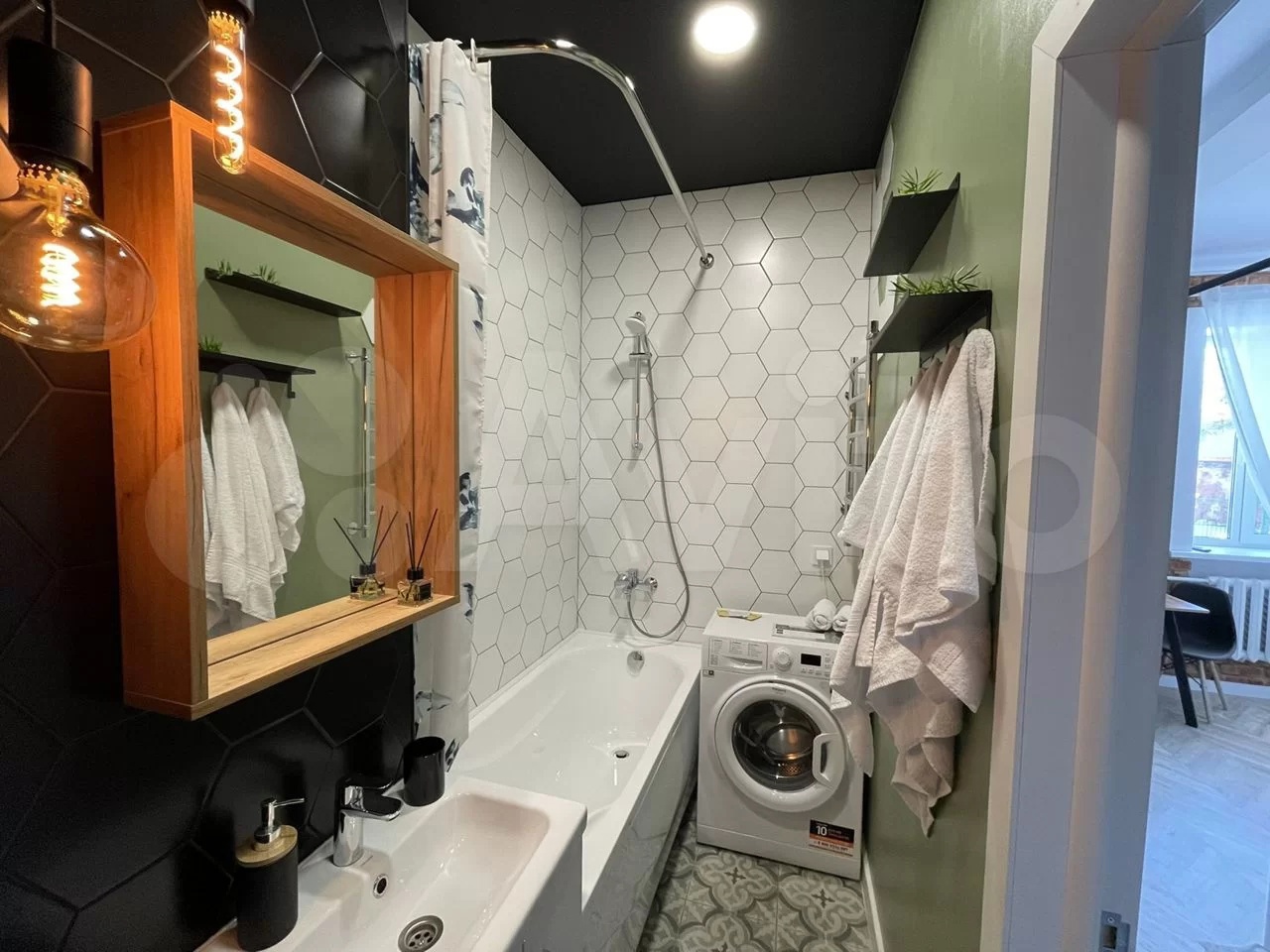 Сегодня мы вам покажем самые стильные квартиры, которые на данный момент сдают посуточно во Владимире. Все три объекта расположены в историческом центре. В свое время их владельцы сделали там современный ремонт, превратив стандартное жилье в «конфетку».