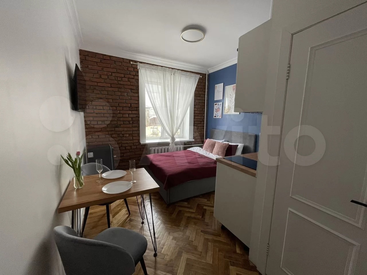 Сегодня мы вам покажем самые стильные квартиры, которые на данный момент сдают посуточно во Владимире. Все три объекта расположены в историческом центре. В свое время их владельцы сделали там современный ремонт, превратив стандартное жилье в «конфетку».