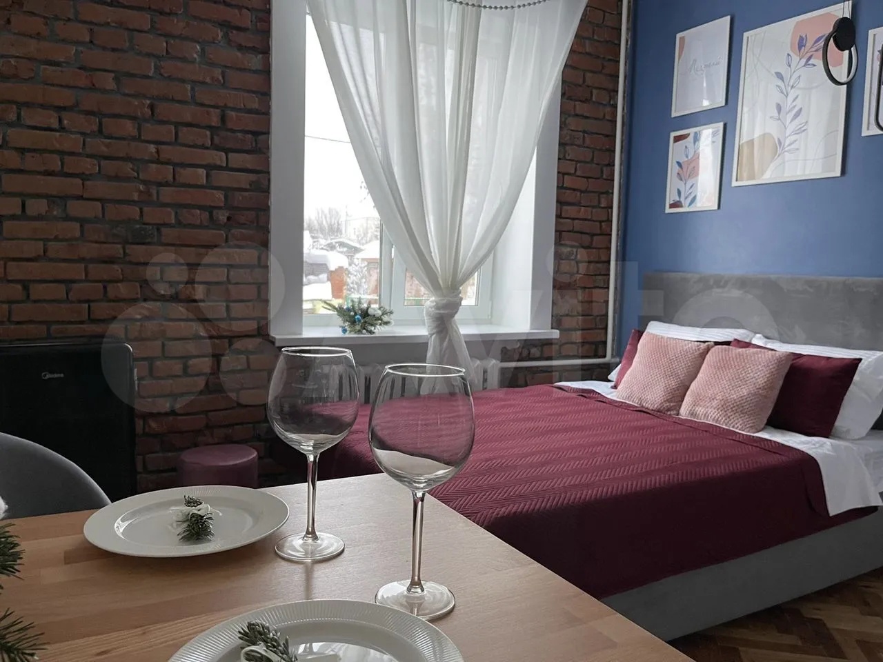 Сегодня мы вам покажем самые стильные квартиры, которые на данный момент сдают посуточно во Владимире. Все три объекта расположены в историческом центре. В свое время их владельцы сделали там современный ремонт, превратив стандартное жилье в «конфетку».