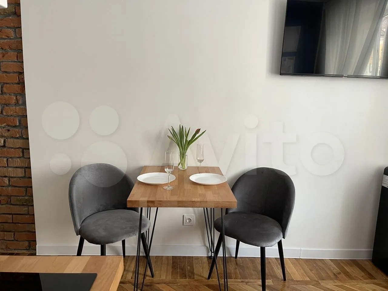 Сегодня мы вам покажем самые стильные квартиры, которые на данный момент сдают посуточно во Владимире. Все три объекта расположены в историческом центре. В свое время их владельцы сделали там современный ремонт, превратив стандартное жилье в «конфетку».