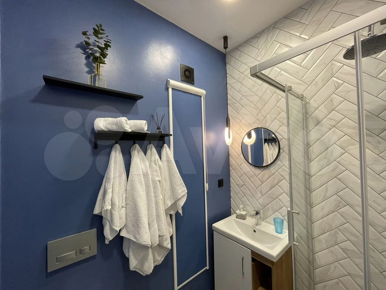 Сегодня мы вам покажем самые стильные квартиры, которые на данный момент сдают посуточно во Владимире. Все три объекта расположены в историческом центре. В свое время их владельцы сделали там современный ремонт, превратив стандартное жилье в «конфетку».