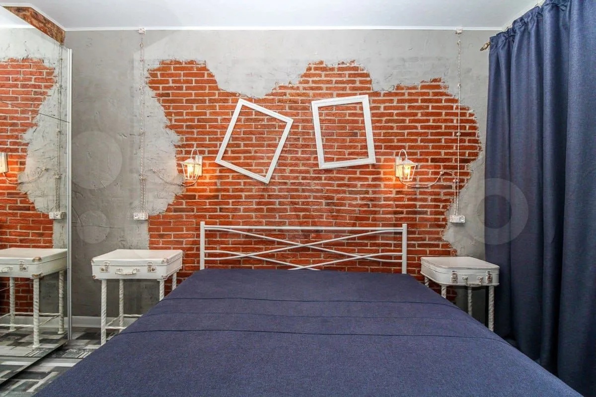 Сегодня мы вам покажем самые стильные квартиры, которые на данный момент сдают посуточно во Владимире. Все три объекта расположены в историческом центре. В свое время их владельцы сделали там современный ремонт, превратив стандартное жилье в «конфетку».