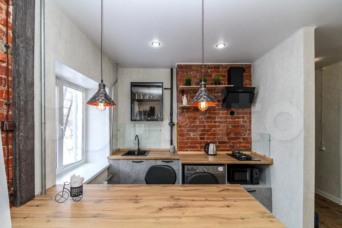 Сегодня мы вам покажем самые стильные квартиры, которые на данный момент сдают посуточно во Владимире. Все три объекта расположены в историческом центре. В свое время их владельцы сделали там современный ремонт, превратив стандартное жилье в «конфетку».