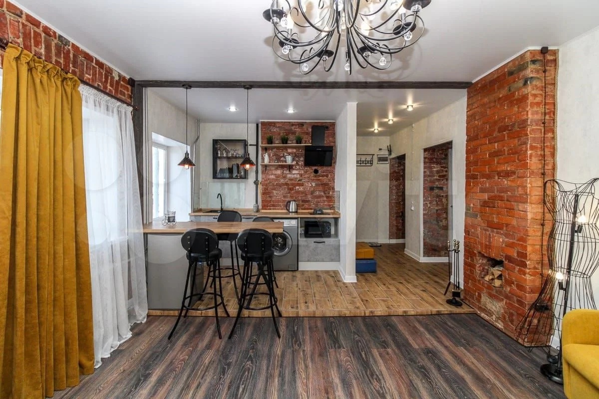 Сегодня мы вам покажем самые стильные квартиры, которые на данный момент сдают посуточно во Владимире. Все три объекта расположены в историческом центре. В свое время их владельцы сделали там современный ремонт, превратив стандартное жилье в «конфетку».