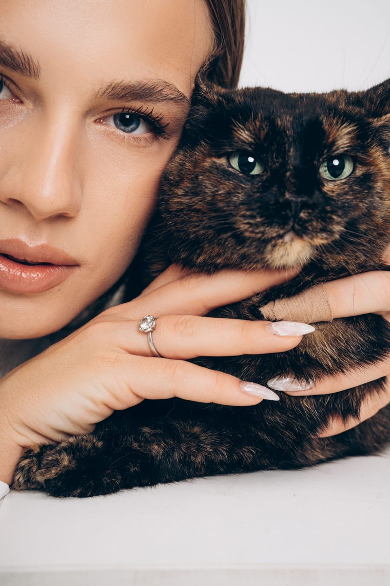 Недавно супруги и владельцы владимирской фотостудии провели благотворительную фотосессию для одного из местных приютов. Хвостатые и усатые модели поработали в кадре вместе с профессиональной моделью из мира людей, чтобы привлечь внимание общественности к проблеме бездомных животных. И у проекта еще будет продолжение!