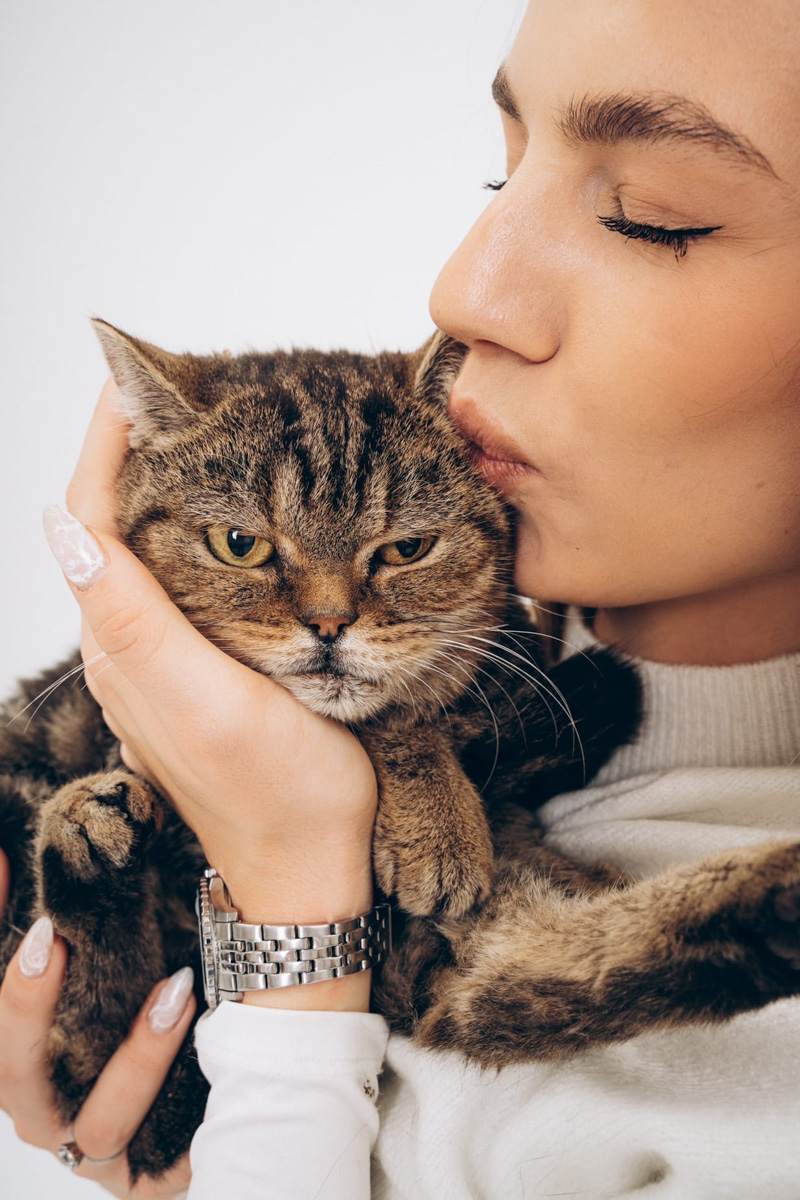 Недавно супруги и владельцы владимирской фотостудии провели благотворительную фотосессию для одного из местных приютов. Хвостатые и усатые модели поработали в кадре вместе с профессиональной моделью из мира людей, чтобы привлечь внимание общественности к проблеме бездомных животных. И у проекта еще будет продолжение!