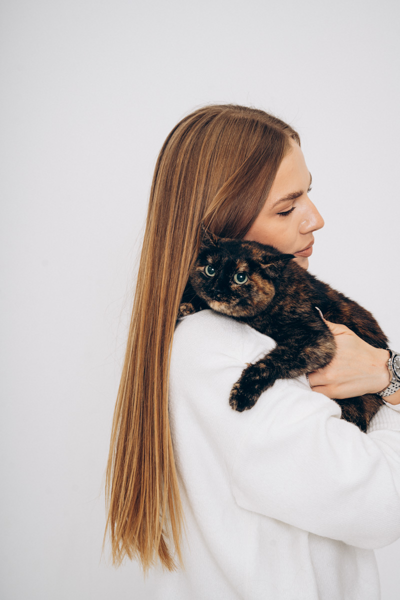 Недавно супруги и владельцы владимирской фотостудии провели благотворительную фотосессию для одного из местных приютов. Хвостатые и усатые модели поработали в кадре вместе с профессиональной моделью из мира людей, чтобы привлечь внимание общественности к проблеме бездомных животных. И у проекта еще будет продолжение!