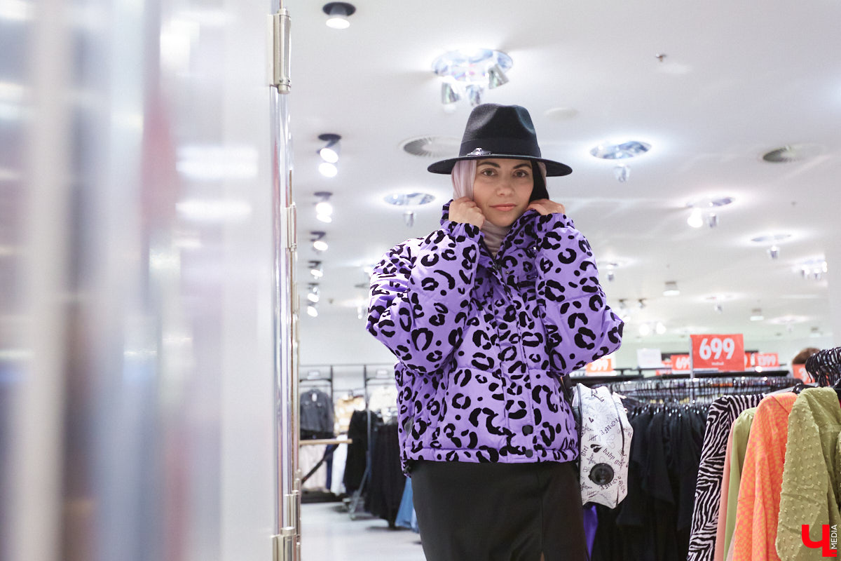 По предварительным прогнозам синоптиков, зима 2022 – 2023 окажется холоднее предыдущей. Но это не повод для грусти, просто уже сейчас стоит задуматься о том, как в этом году утепляться. «Ключ-Медиа» заранее прошелся по магазинам в компании стилиста Александры Креар, чтобы продемонстрировать вам пять актуальных вариантов самой популярной верхней одежды для самого сурового времени года.