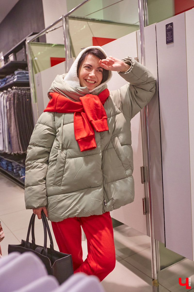 По предварительным прогнозам синоптиков, зима 2022 – 2023 окажется холоднее предыдущей. Но это не повод для грусти, просто уже сейчас стоит задуматься о том, как в этом году утепляться. «Ключ-Медиа» заранее прошелся по магазинам в компании стилиста Александры Креар, чтобы продемонстрировать вам пять актуальных вариантов самой популярной верхней одежды для самого сурового времени года.