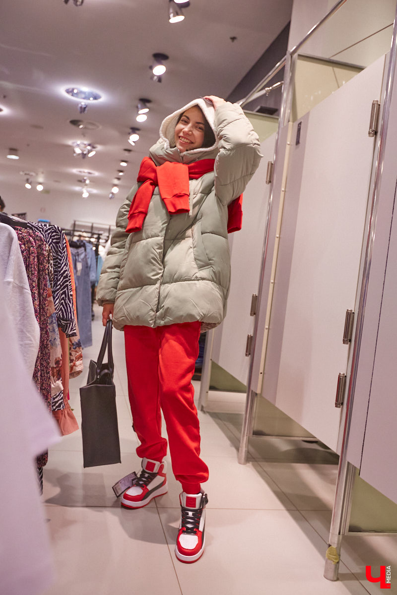 По предварительным прогнозам синоптиков, зима 2022 – 2023 окажется холоднее предыдущей. Но это не повод для грусти, просто уже сейчас стоит задуматься о том, как в этом году утепляться. «Ключ-Медиа» заранее прошелся по магазинам в компании стилиста Александры Креар, чтобы продемонстрировать вам пять актуальных вариантов самой популярной верхней одежды для самого сурового времени года.