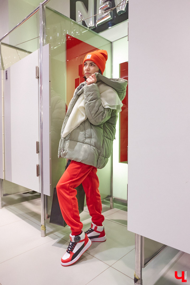 По предварительным прогнозам синоптиков, зима 2022 – 2023 окажется холоднее предыдущей. Но это не повод для грусти, просто уже сейчас стоит задуматься о том, как в этом году утепляться. «Ключ-Медиа» заранее прошелся по магазинам в компании стилиста Александры Креар, чтобы продемонстрировать вам пять актуальных вариантов самой популярной верхней одежды для самого сурового времени года.