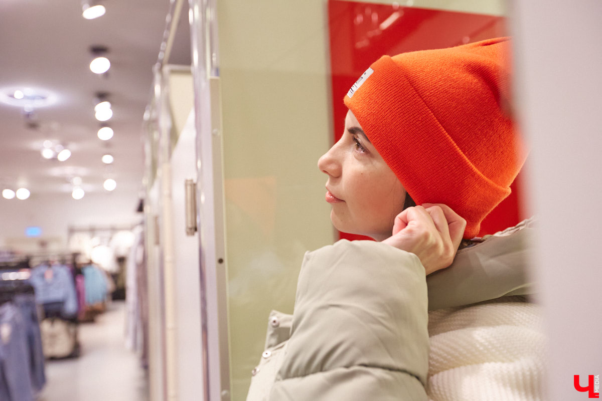 По предварительным прогнозам синоптиков, зима 2022 – 2023 окажется холоднее предыдущей. Но это не повод для грусти, просто уже сейчас стоит задуматься о том, как в этом году утепляться. «Ключ-Медиа» заранее прошелся по магазинам в компании стилиста Александры Креар, чтобы продемонстрировать вам пять актуальных вариантов самой популярной верхней одежды для самого сурового времени года.