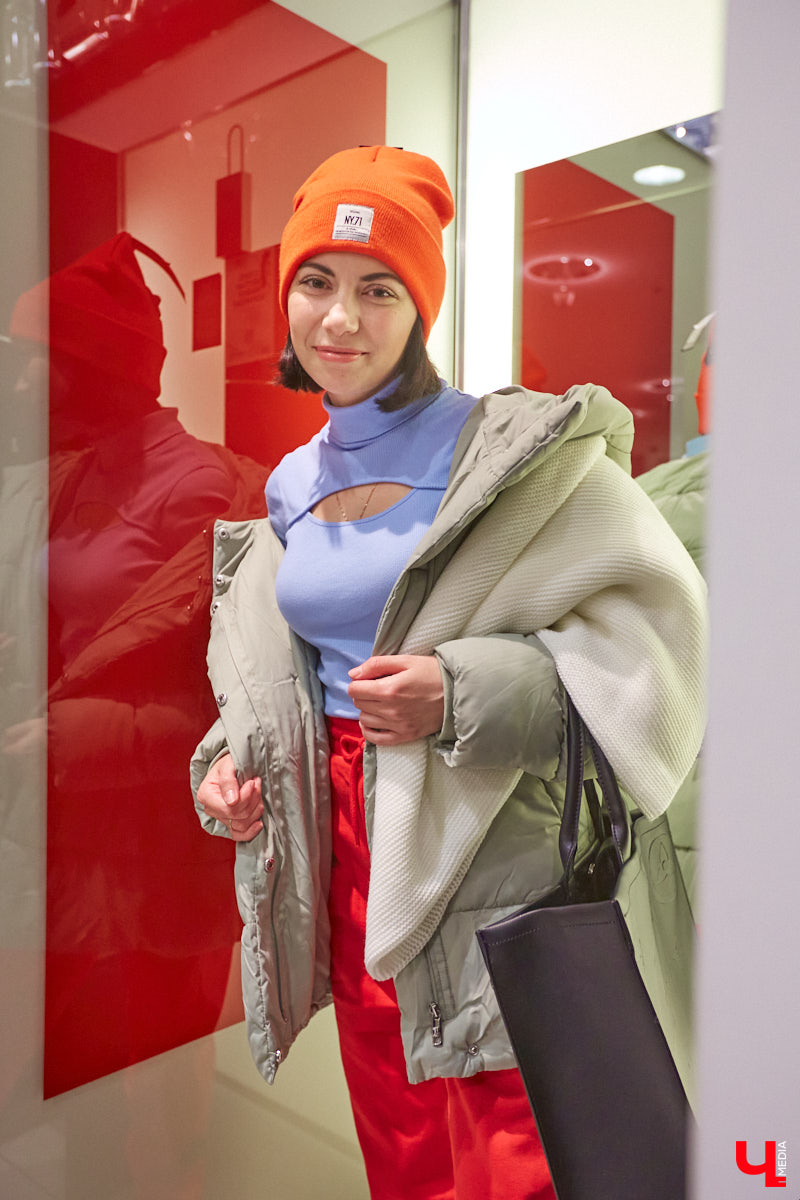 По предварительным прогнозам синоптиков, зима 2022 – 2023 окажется холоднее предыдущей. Но это не повод для грусти, просто уже сейчас стоит задуматься о том, как в этом году утепляться. «Ключ-Медиа» заранее прошелся по магазинам в компании стилиста Александры Креар, чтобы продемонстрировать вам пять актуальных вариантов самой популярной верхней одежды для самого сурового времени года.