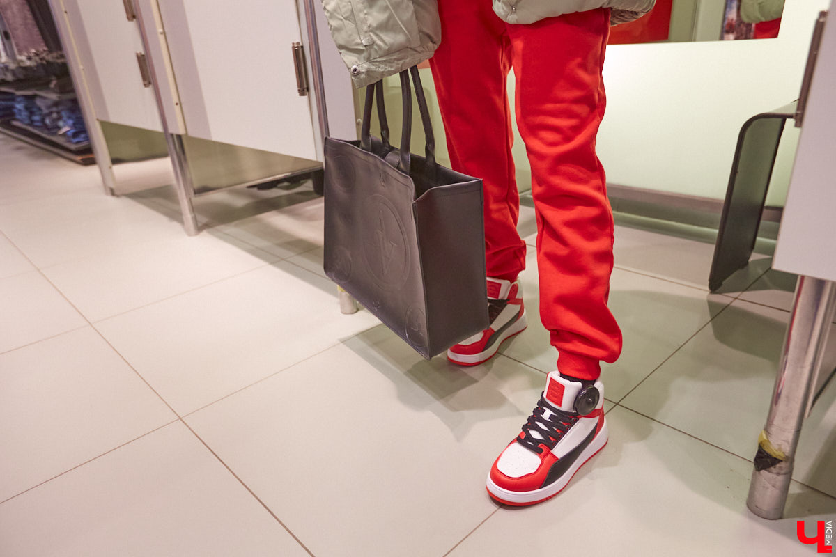 По предварительным прогнозам синоптиков, зима 2022 – 2023 окажется холоднее предыдущей. Но это не повод для грусти, просто уже сейчас стоит задуматься о том, как в этом году утепляться. «Ключ-Медиа» заранее прошелся по магазинам в компании стилиста Александры Креар, чтобы продемонстрировать вам пять актуальных вариантов самой популярной верхней одежды для самого сурового времени года.