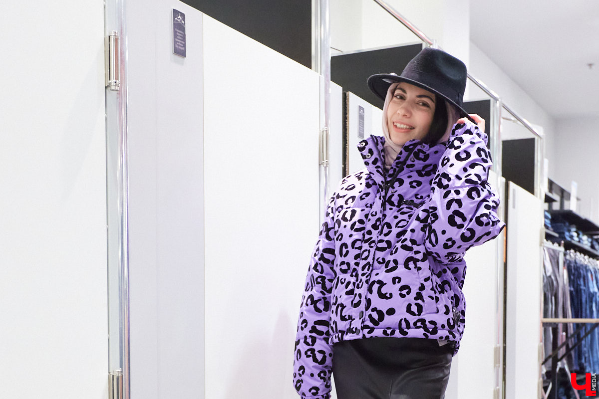 По предварительным прогнозам синоптиков, зима 2022 – 2023 окажется холоднее предыдущей. Но это не повод для грусти, просто уже сейчас стоит задуматься о том, как в этом году утепляться. «Ключ-Медиа» заранее прошелся по магазинам в компании стилиста Александры Креар, чтобы продемонстрировать вам пять актуальных вариантов самой популярной верхней одежды для самого сурового времени года.