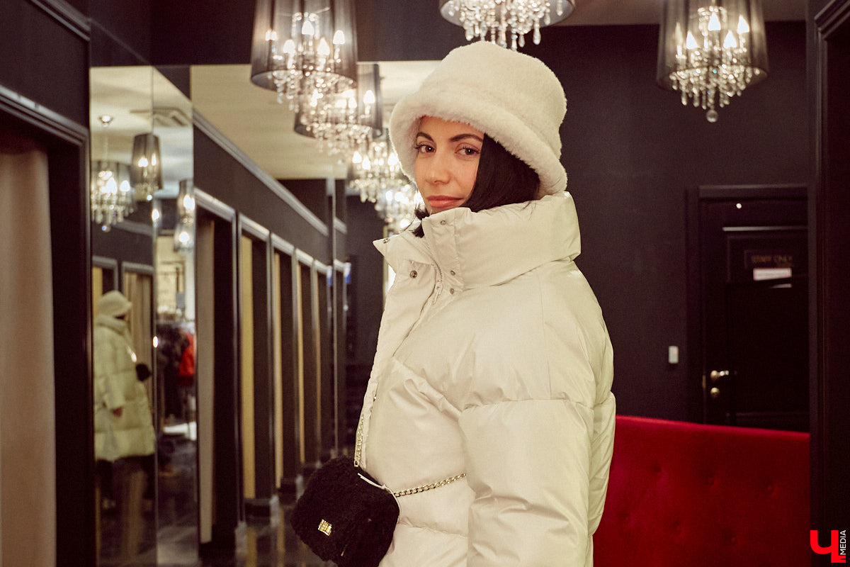 По предварительным прогнозам синоптиков, зима 2022 – 2023 окажется холоднее предыдущей. Но это не повод для грусти, просто уже сейчас стоит задуматься о том, как в этом году утепляться. «Ключ-Медиа» заранее прошелся по магазинам в компании стилиста Александры Креар, чтобы продемонстрировать вам пять актуальных вариантов самой популярной верхней одежды для самого сурового времени года.