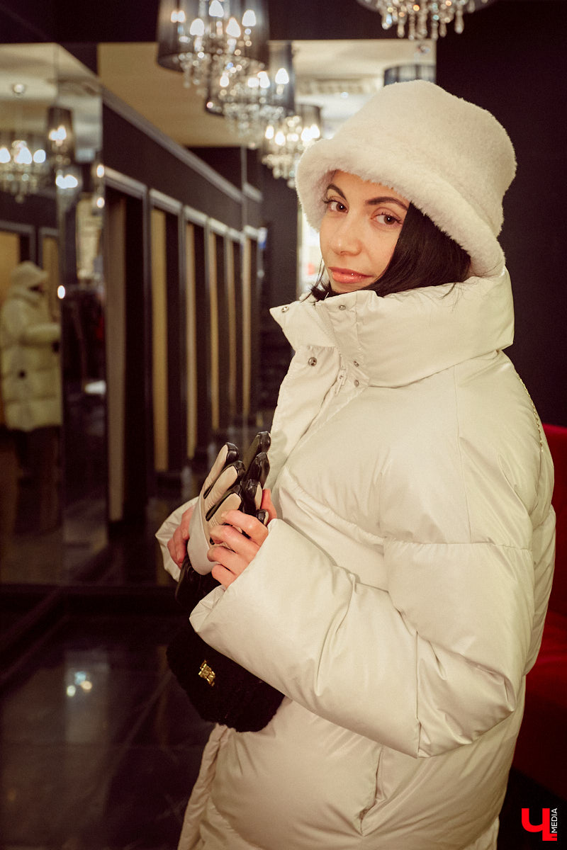 По предварительным прогнозам синоптиков, зима 2022 – 2023 окажется холоднее предыдущей. Но это не повод для грусти, просто уже сейчас стоит задуматься о том, как в этом году утепляться. «Ключ-Медиа» заранее прошелся по магазинам в компании стилиста Александры Креар, чтобы продемонстрировать вам пять актуальных вариантов самой популярной верхней одежды для самого сурового времени года.