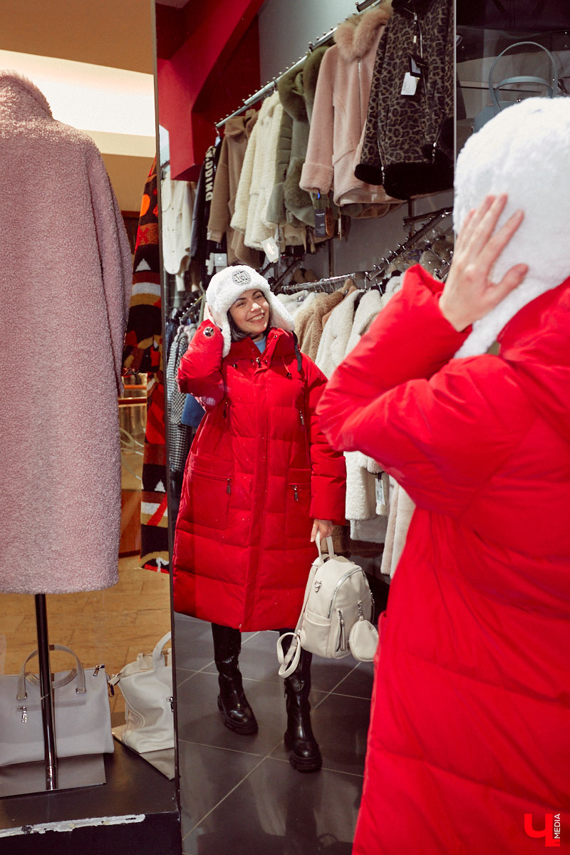 По предварительным прогнозам синоптиков, зима 2022 – 2023 окажется холоднее предыдущей. Но это не повод для грусти, просто уже сейчас стоит задуматься о том, как в этом году утепляться. «Ключ-Медиа» заранее прошелся по магазинам в компании стилиста Александры Креар, чтобы продемонстрировать вам пять актуальных вариантов самой популярной верхней одежды для самого сурового времени года.