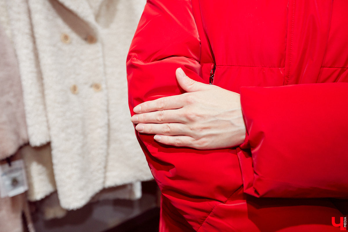 По предварительным прогнозам синоптиков, зима 2022 – 2023 окажется холоднее предыдущей. Но это не повод для грусти, просто уже сейчас стоит задуматься о том, как в этом году утепляться. «Ключ-Медиа» заранее прошелся по магазинам в компании стилиста Александры Креар, чтобы продемонстрировать вам пять актуальных вариантов самой популярной верхней одежды для самого сурового времени года.