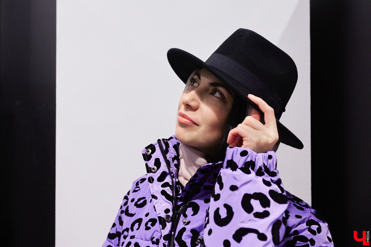 По предварительным прогнозам синоптиков, зима 2022 – 2023 окажется холоднее предыдущей. Но это не повод для грусти, просто уже сейчас стоит задуматься о том, как в этом году утепляться. «Ключ-Медиа» заранее прошелся по магазинам в компании стилиста Александры Креар, чтобы продемонстрировать вам пять актуальных вариантов самой популярной верхней одежды для самого сурового времени года.