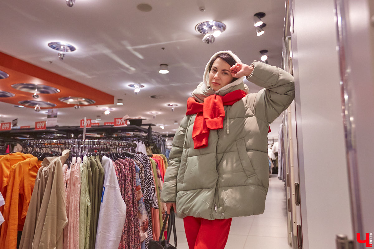 По предварительным прогнозам синоптиков, зима 2022 – 2023 окажется холоднее предыдущей. Но это не повод для грусти, просто уже сейчас стоит задуматься о том, как в этом году утепляться. «Ключ-Медиа» заранее прошелся по магазинам в компании стилиста Александры Креар, чтобы продемонстрировать вам пять актуальных вариантов самой популярной верхней одежды для самого сурового времени года.