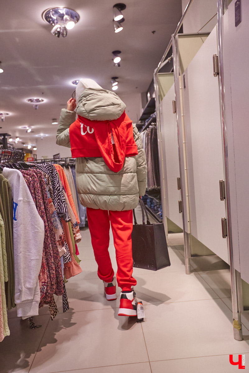 По предварительным прогнозам синоптиков, зима 2022 – 2023 окажется холоднее предыдущей. Но это не повод для грусти, просто уже сейчас стоит задуматься о том, как в этом году утепляться. «Ключ-Медиа» заранее прошелся по магазинам в компании стилиста Александры Креар, чтобы продемонстрировать вам пять актуальных вариантов самой популярной верхней одежды для самого сурового времени года.