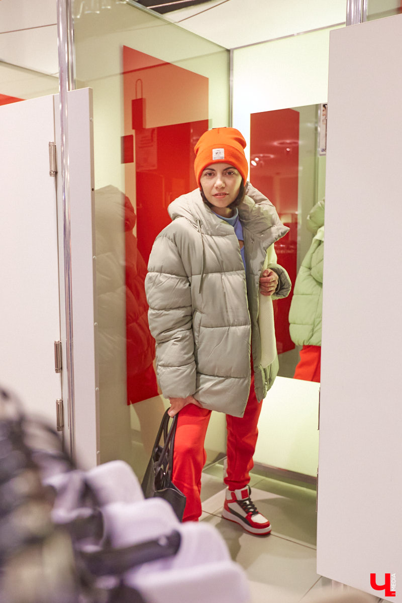 По предварительным прогнозам синоптиков, зима 2022 – 2023 окажется холоднее предыдущей. Но это не повод для грусти, просто уже сейчас стоит задуматься о том, как в этом году утепляться. «Ключ-Медиа» заранее прошелся по магазинам в компании стилиста Александры Креар, чтобы продемонстрировать вам пять актуальных вариантов самой популярной верхней одежды для самого сурового времени года.