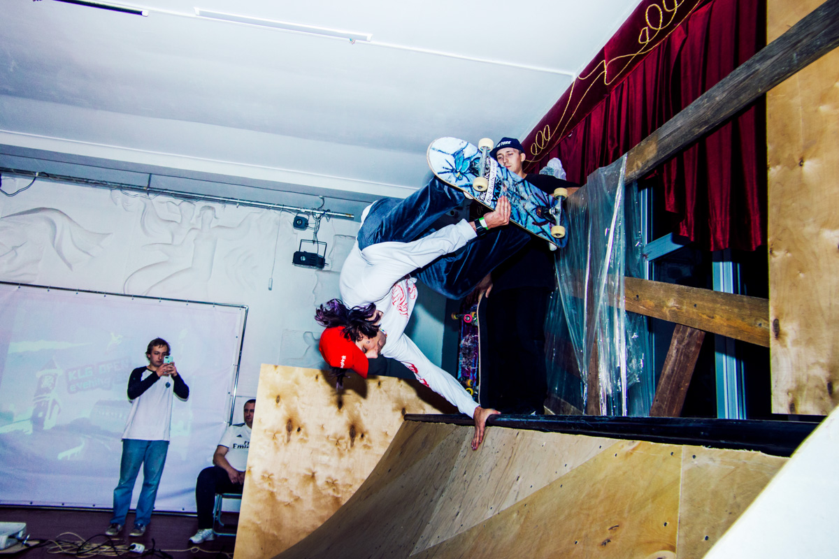 Воодушевившись успехом от проведения первого крупного скейт-контеста в Кольчугино, братья Бердичевские решили самих себя переиграть: устроить в этом году трёхдневный ивент на два города (включая Владимир), посоревноваться, отдохнуть и раскачать ДК. Всё это при участии звёздных райдеров, количество которых должно было увеличиться... Но концепт оброс множеством но. Неделю назад «Скейт-провинция» всё-таки состоялась, правда, фест вышел из-под контроля и завершился локальным скандалом.