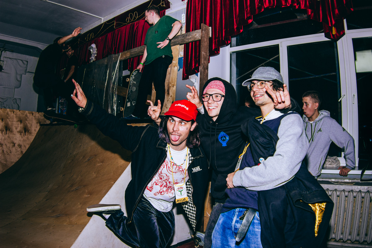 Воодушевившись успехом от проведения первого крупного скейт-контеста в Кольчугино, братья Бердичевские решили самих себя переиграть: устроить в этом году трёхдневный ивент на два города (включая Владимир), посоревноваться, отдохнуть и раскачать ДК. Всё это при участии звёздных райдеров, количество которых должно было увеличиться... Но концепт оброс множеством но. Неделю назад «Скейт-провинция» всё-таки состоялась, правда, фест вышел из-под контроля и завершился локальным скандалом.