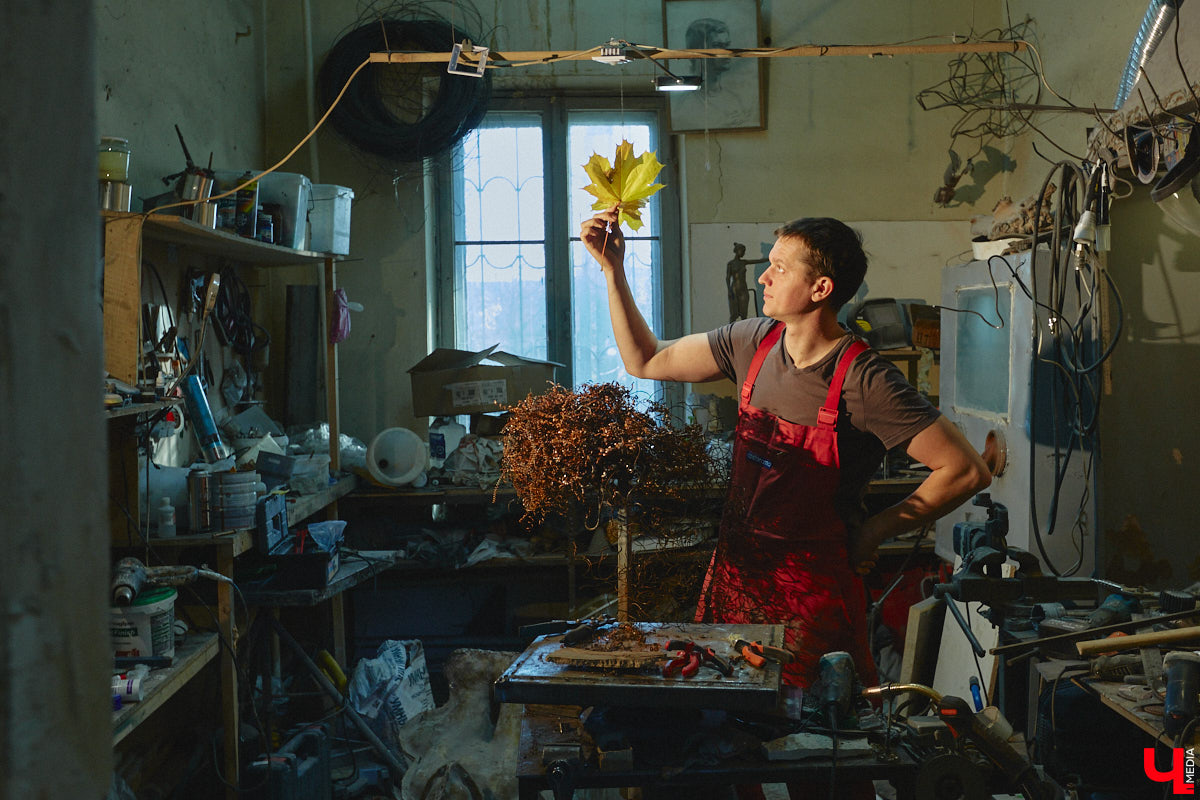 Красота осеннего леса вдохновила владимирского скульптора Михаила Блинова на цикл новых работ. Картину волшебной природы мастер воссоздал с помощью дерева, металла и стали. Наше издание первым увидело удивительные панно в мастерской художника.