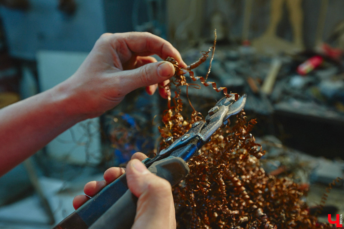 Красота осеннего леса вдохновила владимирского скульптора Михаила Блинова на цикл новых работ. Картину волшебной природы мастер воссоздал с помощью дерева, металла и стали. Наше издание первым увидело удивительные панно в мастерской художника.