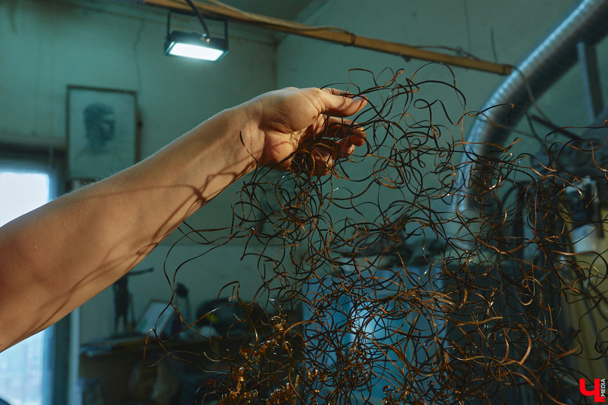 Красота осеннего леса вдохновила владимирского скульптора Михаила Блинова на цикл новых работ. Картину волшебной природы мастер воссоздал с помощью дерева, металла и стали. Наше издание первым увидело удивительные панно в мастерской художника.